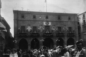 La Plaça Major amb el mercat en una fotografia de començaments del segle XX. Al fons, l'edifici de l'Ajuntament engalanat.
Procedència: Arxiu Comarcal del Bages