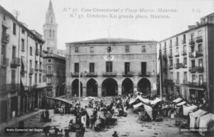 Plaça Major. El mercat diari omple i ha omplert des de sempre la plaça de l'Ajuntament. Actualment el mercat té lloc els dissabtes.
Procedència: Arxiu Jaume Pons i Agulló.
