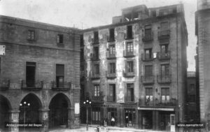 Fotografia dels anys deu del segle XX. Extrem sud-oest amb l'antiga fonda de Sant Antoni, i l'anomenat Grau dels jueus i el carrer d'Amigant.
Procedència: Col·lecció Pere Puig i Vila.