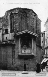 Detall de l'absis de la desapareguda església gòtica de Sant Miquel, amb la capella de Santa Magdalena, al carrer de Sant Miquel. Al principi del segle XVI es construí la placeta de Santa Magdalena sobre els terrenys de l'antic cementiri. A mitjan segle XVIII es va engrandir l'absis de l'edifici per donar-li una major cabuda. En record de l'antiga capella de Santa Magdalena, que es va haver d'enderrocar, es col·locà a l'exterior de la sagristia, en una fornícula, un quadre de la santa. Les obres foren costejades per la famíla Gallart, la qual deixà la seva empremta en forma de gall pintat en el retaule. L'església fou enderrocada el 1936.
Procedència: Col·leció Margot Vila Roca
