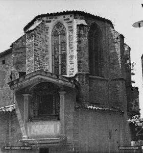 Detall de l'absis de la desapareguda església gòtica de Sant Miquel, amb la capella de Santa Magdalena, al carrer de Sant Miquel. Fotografia feta l'any 1912. Al principi del segle XVI es construí la placeta de Santa Magdalena sobre els terrenys de l'antic cementiri. A mitjan segle XVIII es va engrandir l'absis de l'edifici per donar-li una major cabuda. En record de l'antiga capella de Santa Magdalena, que es va haver d'enderrocar, es col·locà a l'exterior de la sagristia, en una fornícula, un quadre de la santa. Les obres foren costejades per la famíla Gallart, la qual deixà la seva empremta en forma de gall pintat en el retaule. L'església fou enderrocada el 1936.
Procedència: Arxiu Biblioteca de Catalunya (Fons Josep Salvany)