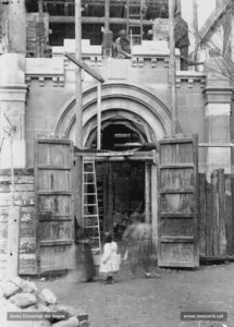Instantània de l'església de la Mare de Déu de la Consolació, inaugurada el 1900 i avui desapareguda, la qual es va edificar just al davant del lloc on hi havia l'antiga capella de Valldaura. La fotografia correspon al moment de la seva construcció. A nivell arquitectònic, pertany a l'estil neogòtic, molt usual a l'època. Després de la guerra, aquesta església seria ocupada pels pares Caputxins, els quals l'any 1959 feren bastir una església de majors dimensions, és a dir, l'actual parròquia de la Mercè.
Procedència: Col·lecció Ramon Cornet i Arboix (Fotografia de Lluís Cornet i Vivar)