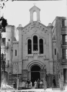 Instantània de l'església de la Mare de Déu de la Consolació, inaugurada el 1900 i avui desapareguda, la qual es va edificar just al davant del lloc on hi havia l'antiga capella de Valldaura. La fotografia correspon al moment de la seva construcció. A nivell arquitectònic, pertany a l'estil neogòtic, molt usual a l'època. Després de la guerra, aquesta església seria ocupada pels pares Caputxins, els quals l'any 1959 feren bastir una església de majors dimensions, és a dir, l'actual parròquia de la Mercè.
Procedència: Col·lecció Ramon Cornet i Arboix (Fotografia de Lluís Cornet i Vivar)