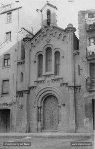 Instantània de l'església de la Mare de Déu de la Consolació, inaugurada el 1900 i avui desapareguda, la qual es va edificar just al davant del lloc on hi havia l'antiga capella de Valldaura. La fotografia correspon al moment de la seva construcció. A nivell arquitectònic, pertany a l'estil neogòtic, molt usual a l'època. Després de la guerra, aquesta església seria ocupada pels pares Caputxins, els quals l'any 1959 feren bastir una església de majors dimensions, és a dir, l'actual parròquia de la Mercè.
Procedència: Arxiu Llorenç Gamisans i Villaplana (fotografies de Llorenç Gamisans i Miquel Ausió)