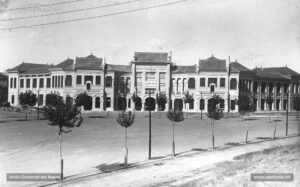 Façana del Grup Escolar (l'actual Institut Lluís de Peguera).
Procedència: Arxiu Comarcal del Bages