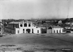 Àmplia perspectiva de la foneria de ferro Ubach l'any 1925. Havia estat inaugurada feia poc en uns terrenys industrials camí de l'Escorxador, entre l'actual carrer de Barcelona i el carrer de Sarret i Arbós. Al darrere de la fàbrica, s'endevina el pati inferior de l'Institut Lluís de Peguera. Actualment la seva seu es troba al polígon de Bufalvent.
Procedència: Col·lecció família Ubach