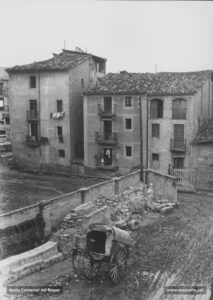 L'ampliació de la fàbrica Bertrand i Serra va comportar la necessitat de la remodelació urbanística del carrer, de la plaça del Remei i de l'actual passatge de la Mesquita, tal com ho testimonia aquesta imatge del 1927 en què s'observen les cases que van ser enderrocades.
Procedència: Arxiu Jaume Pons i Agulló.