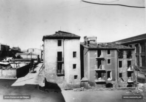L'ampliació de la fàbrica Bertrand i Serra va comportar la necessitat de la remodelació urbanística del carrer, de la plaça del Remei i de l'actual passatge de la Mesquita, tal com ho testimonia aquesta imatge del 1927 en què s'observen les cases que van ser enderrocades.
Procedència: Arxiu Comarcal del Bages
