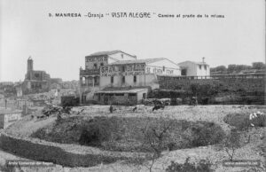 La granja Vista Alegre, que ha donat nom al sector existent per sobre de la Catalana, tal com era durant el primer decenni del segle XX. A l'angle esquerre es pot veure, al peu, la fàbrica Cots, i al cim del Puigcardener, la basílica de la Seu abans de la restauració de la façana de ponent i del campanar. La granja Vista Alegre es dedicava a l'explotació de bestiar (sobretot vaques i cabres), orientada a la producció de llet.
Procedència: Col·lecció Josep Miravitlles