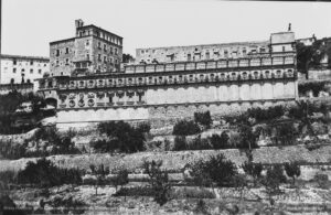El conjunt de la Cova de Sant Ignasi tal com era abans del 1894, any en què s'iniciaren les obres de construcció de l'actual Casa d'Exercicis. A l'esquerra podem veure l'antiga residència dels jesuïtes i, en primer terme, la façana meridional del complex religiós format per la Cova (segle XVII), l'avantcova (1735) i l'església (1750-1763).
Procedència: Arxiu Històric de la Companyia de Jesús de Catalunya.