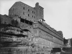 Fotografia del conjunt de la Cova tal com era abans del 1894, any en què s'iniciaren les obres de construcció de l'actual Casa d'Exercicis. L'edifici de dalt a l'esquerra és l'antiga residència dels jesuïtes i,sota d'ell, la façana meridional del complex religiós.
Procedència: Arxiu Històric de la Companyia de Jesús de Catalunya.
