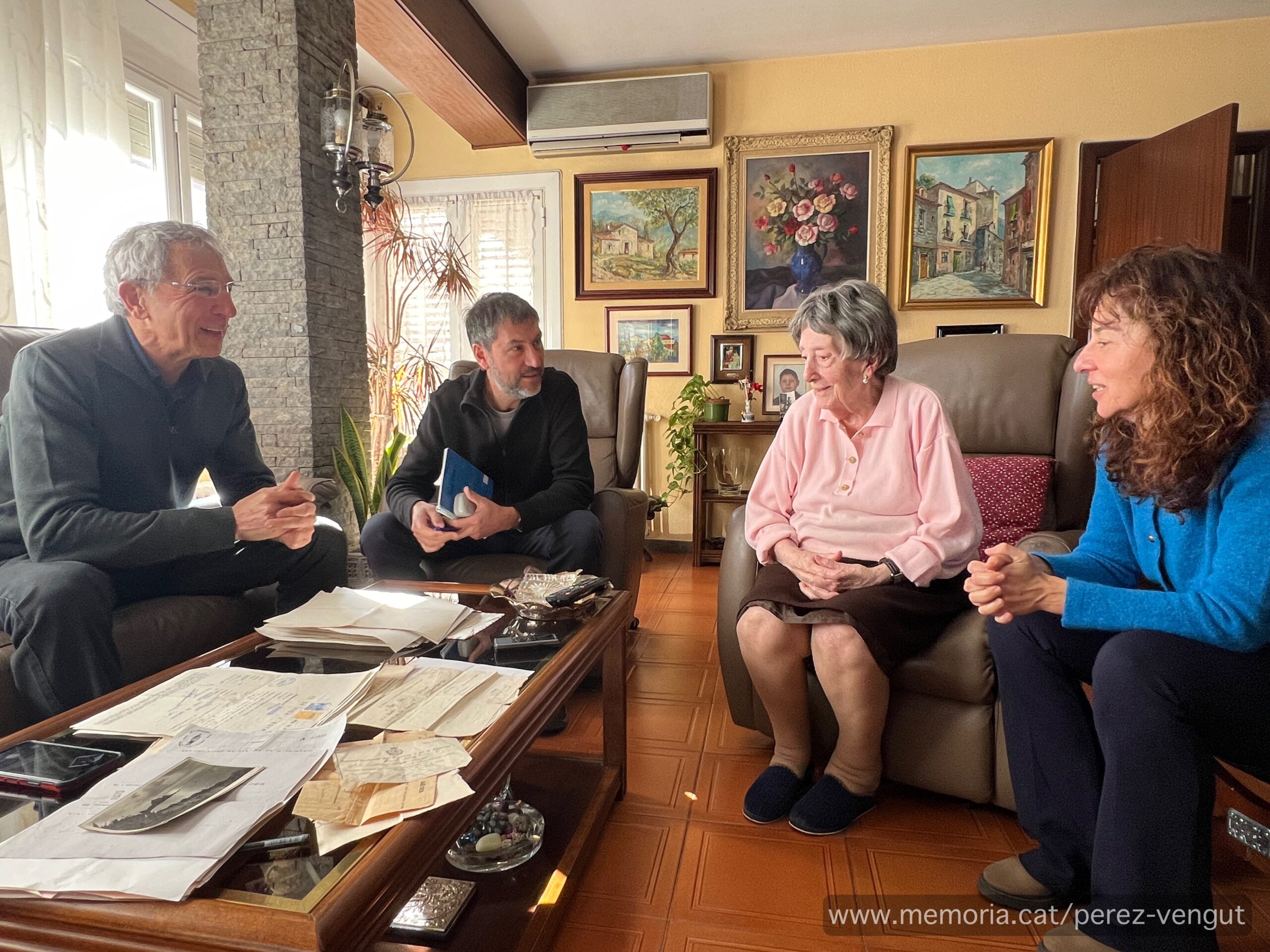 Joaquim Aloy i Jordi Pons, de l’Associació Memòria i Història de Manresa, conversant amb Rosario Pérez i Dolors Giménez, el 4 de febrer de 2024. (Fotografia: Aleix Solernou).