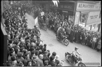 Inici de la desfilada amb els motoristes i la banda de músics entrant a la Plana de l’Om des del carrer Sant Miquel.(Arxiu Comarcal del Bages. Fons Marià Lladó)