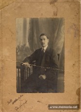 Ramon Junyent als 20 anys i des de París, on emigra el 1911 per a treballar-hi de confiter. (Família Junyent)