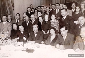 Taula presidencial de l'acte d'homenatge que Ramon Junyent -que apareix acompanyat de la seva esposa, Josepa Vila- va rebre del Casal Català d'Esquerres del Poblet. A la seva esquerra, l’alcalde Carles Pi i Sunyer, X, Josep Maria Massip i Josep Riera i Puntí. (Família Junyent)