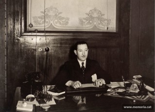 Ramon Junyent Vila al seu despatx de regidor de l’Ajuntament de Barcelona pel districte X. (Família Junyent)