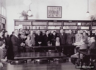 12/4/1936. Inauguració popular de la Biblioteca Ignasi Iglésias, a Sant Andreu de Palomar, amb la presència de Ramon Junyent. A tocar del bust d'Iglésias, la seva vídua Emiliana Vinyes, entre Ventura Gassol, conseller de Cultura de la Generalitat i Carles Pi i Sunyer, alcalde de Barcelona. (Foto Carlos Pérez de Rozas. Família Junyent).