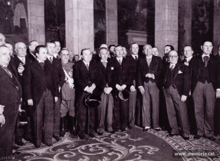 Abril del 1936. Ramon Junyent, a segona fila, durant la recepció d’autoritats al Palau de la Generalitat per commemorar el cinquè aniversari de la proclamació de la República. D’esquerra a dreta apareixen, entre d’altres: Jaume Aiguader, Santiago Gubern, Ventura Gassol, Martí Esteve, Joan Balart, Lluís Companys, Carles Pi i Sunyer, Josep Maria Espanya i Pere Bosch i Gimpera.(Família Junyent)