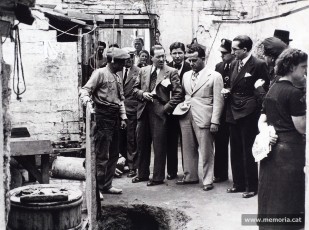 Ramon Junyent, regidor de Barcelona, en una visita com a representant del departament de Serveis públics de l’Ajuntament. Hi apareix Marià Martínez Cuenca. (Família Junyent)