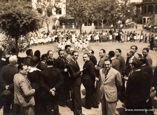 Ramon Junyent en companyia de Tomàs Pumarola i de Josep-Maria Massip, en representació del Patronat Escolar de Barcelona. (Família Junyent)