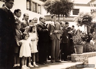 Acte amb la presència de Ramon Junyent en representació del Patronat Escolar de Barcelona. Al centre, a primera fila, el doctor Manuel Corachán, conseller de Sanitat entre el maig i el juliol del 1936). (Família Junyent)