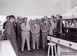 Ramon Junyent, segon per la dreta, en una comitiva encapçalada pel president Lluís Companys en una possible visita relacionada amb el Patronat Escolar de Barcelona. Al costat del president, el doctor Manuel Corachán, conseller de Sanitat entre el maig i juliol de 1936. (Família Junyent)