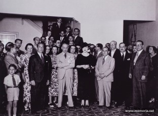 Ramon Junyent, a segon pla, en una comitiva encapçalada pel president Lluís Companys en una possible visita relacionada amb el Patronat Escolar de Barcelona. Hi apareix el doctor Manuel Corachán. (Família Junyent)