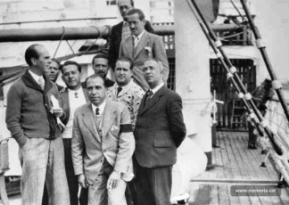 Ramon Junyent, elevat i per davant de Francesc Rossell, al vaixell-presó Ciudad de Cádiz amb altres regidors municipals de Barcelona, l'octubre del 1934. A sota i d’esquerra a dreta: Antoni Ventós, Josep Gispert, Marià Martínez-Cuenca, Tomàs Pumarola, Ot Hurtado, Hilari Salvadó i Francesc Codó. (Agustí Centelles, CDMH)