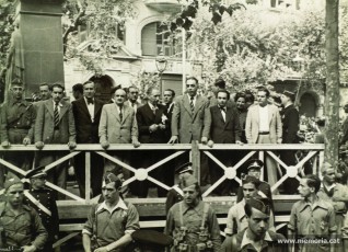 11/9/1936. Celebració de la Diada Nacional de l'Onze de Setembre. Autoritats al peu del monument a Rafael Casanova. D’esquerra a dreta: X, Ramon Junyent Vila, Pere Mestres, Carles Pi i Sunyer, Jaume Serra i Húnter, Lluís Companys, Joan Casanovas, Ventura Gassol i Martí Rouret. (Família Junyent)