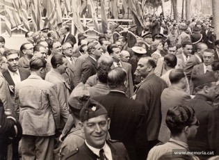 11/9/1936. Alcalde i regidors de l'Ajuntament de Barcelona, i altres dirigents d’ERC al peu del monument a Rafael Casanova durant l’acte de l'Onze de Setembre. D’esquerra a dreta, entre d’altres: Ramon Frontera, Ricard Altaba, Hilari Salvadó, Josep Escofet, Ramon Junyent Vila, Domènec Pla, Carles Pi i Sunyer, Marià Martínez Cuenca, Benet Mori, Maria Dolors Bargalló i Antoni Oliva. (Família Junyent)