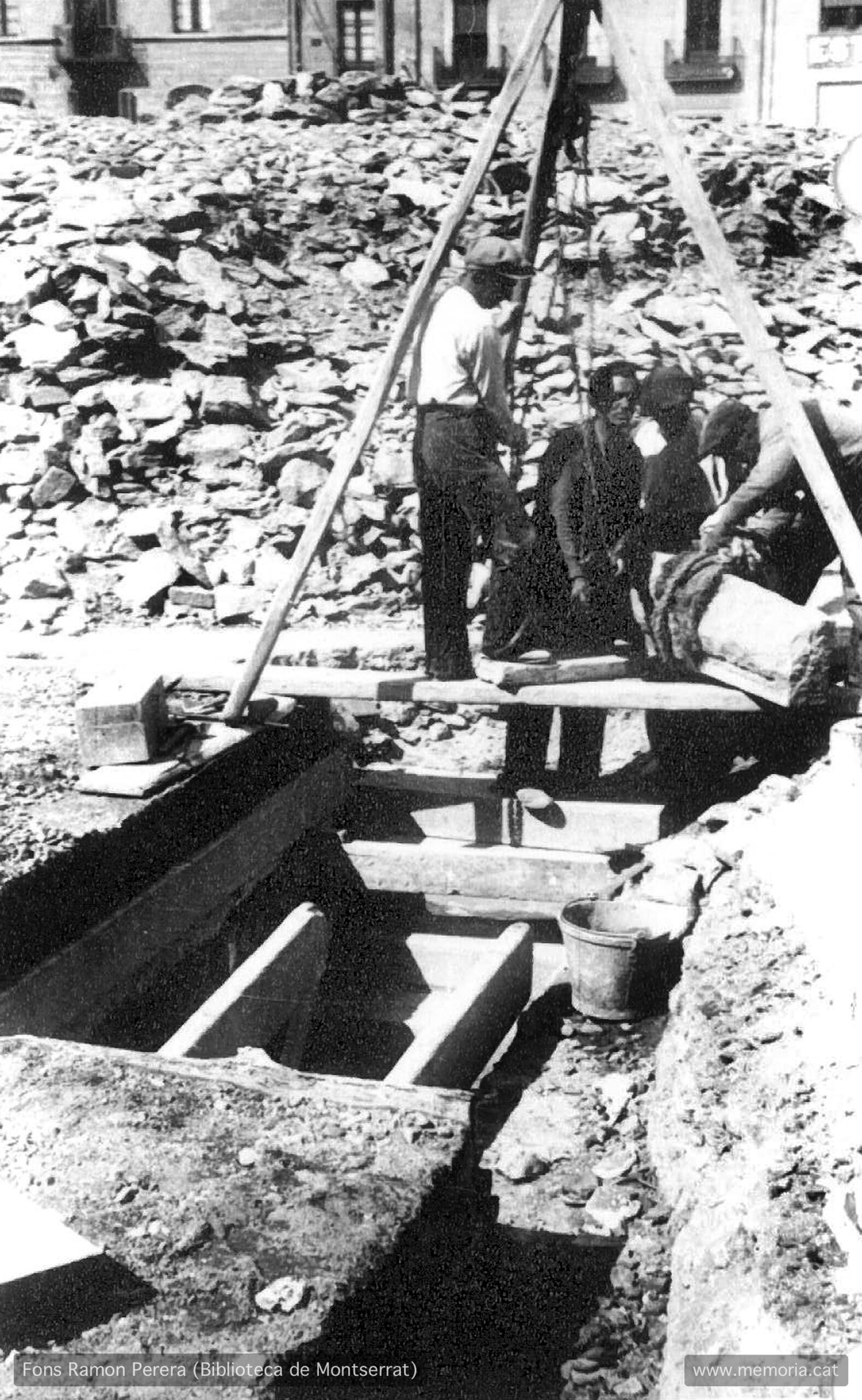 Vic. 24 març 1938. Plaça Major. Obres de construcció del refugi número 3. (Cartera: 4).
