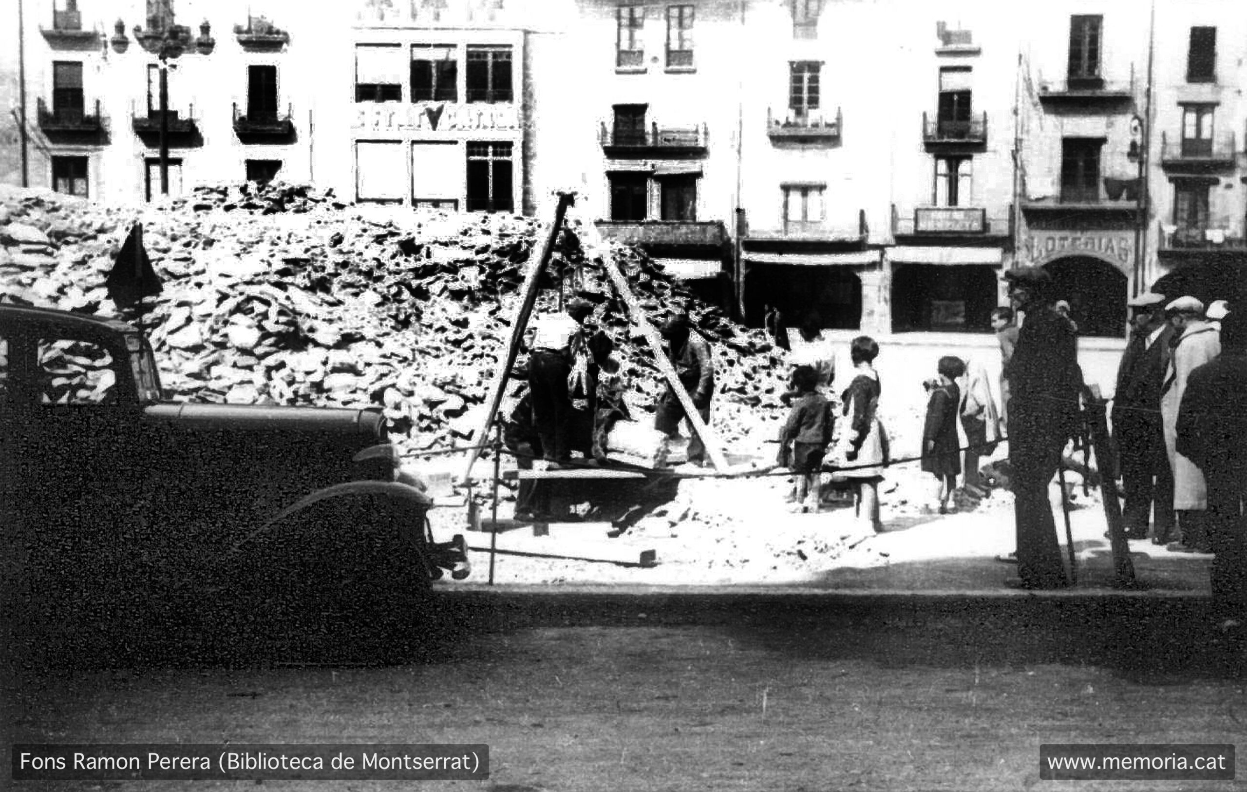 Vic. 24 març 1938. Plaça Major. Obres de construcció del refugi número 3. (Cartera: 4).