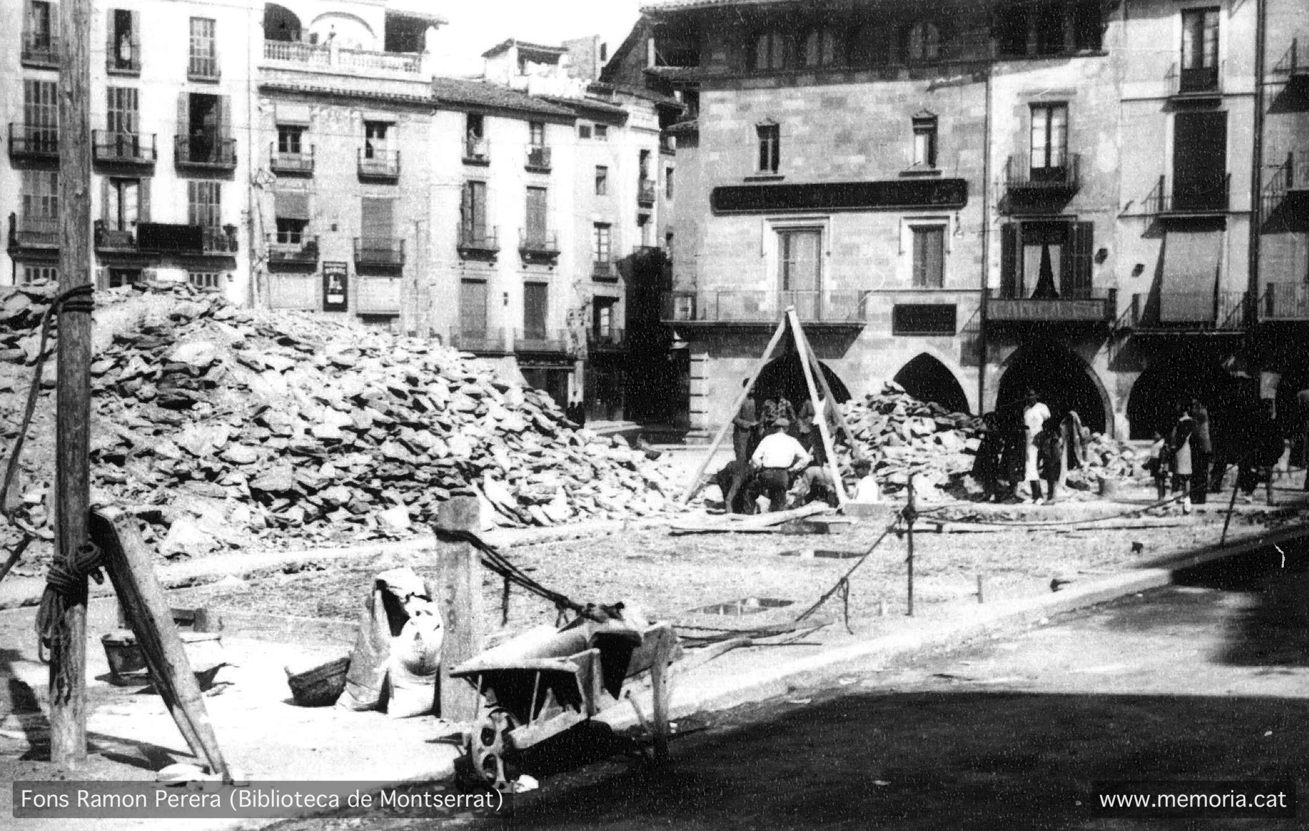 Vic. 24 març 1938. Plaça Major. Obres de construcció del refugi número 3. (Cartera: 4).