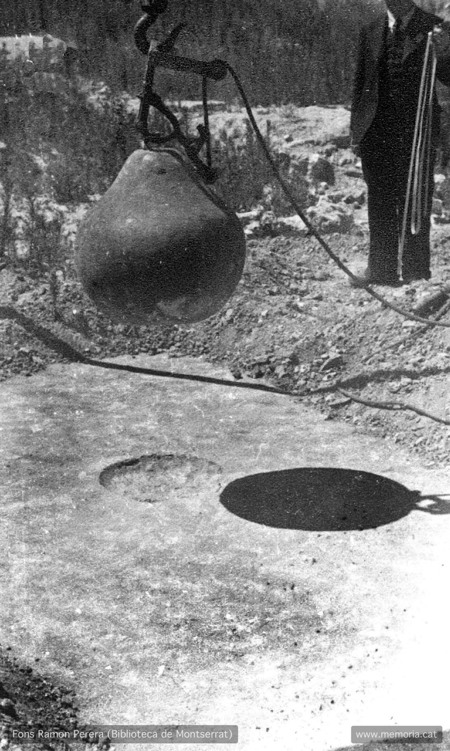 Vic. Juliol 1938. Solar del convent enderrocat de Santa Clara.
Construcció de trinxeres en ziga-zaga. Proves de resistència amb una “pera“ de ferro. (Cartera: 12).