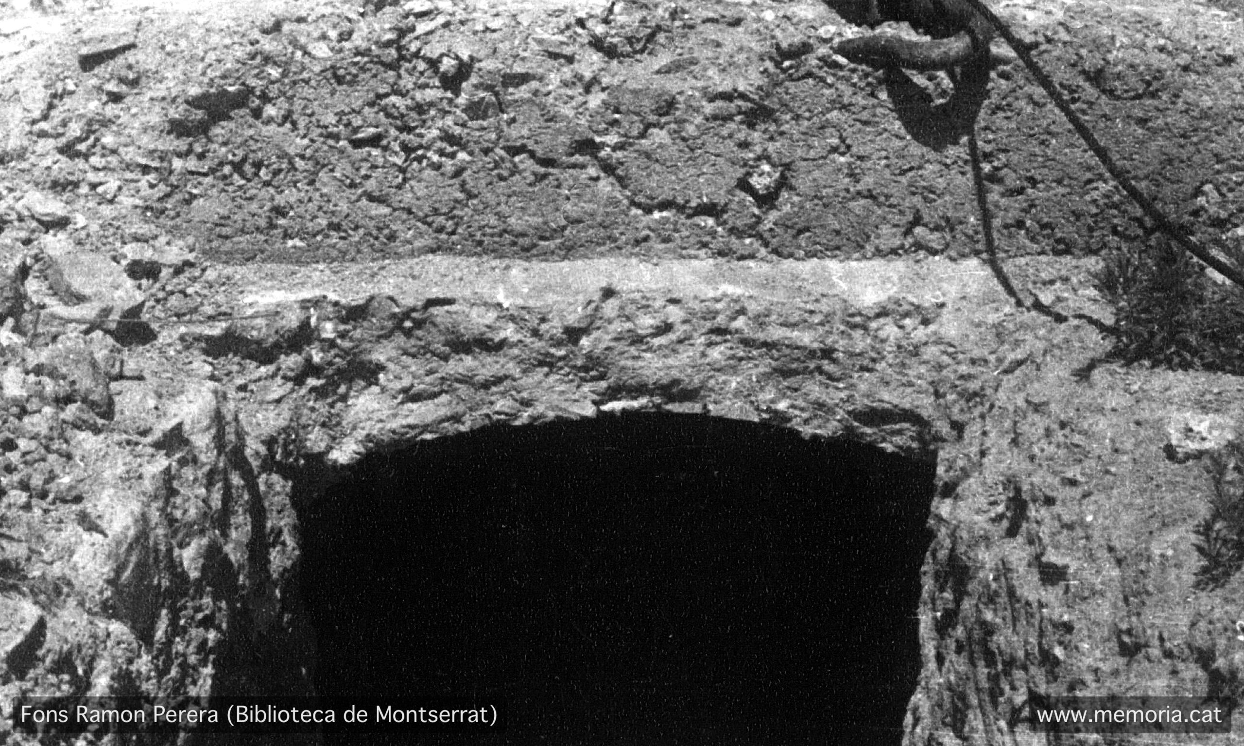 Vic. Juliol 1938. Solar del convent enderrocat de Santa Clara.
Construcció de trinxeres en ziga-zaga. Proves de resistència amb una “pera“ de ferro. (Cartera: 12 Foto: 284).