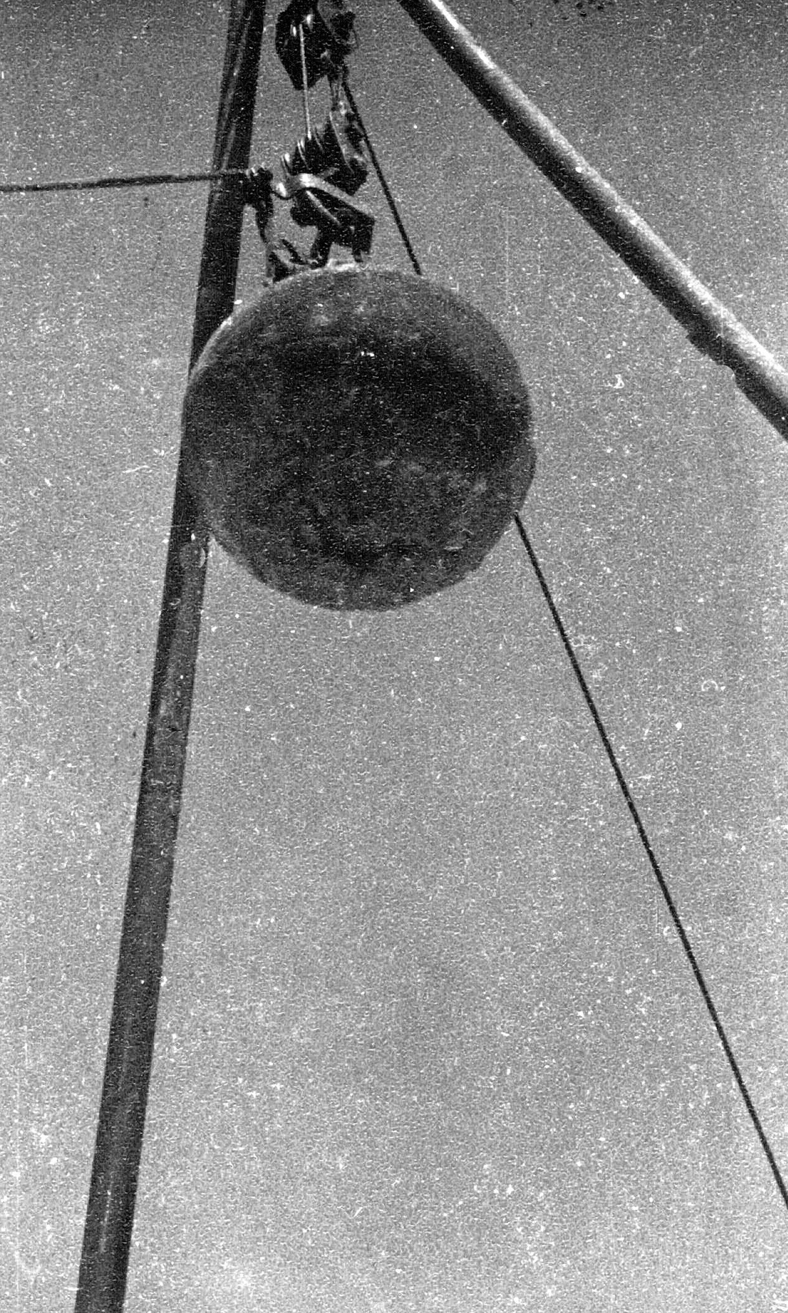 Vic. Juliol 1938. Solar del convent enderrocat de Santa Clara.
Construcció de trinxeres en ziga-zaga. Proves de resistència amb una “pera“ de ferro. (Cartera: 12).