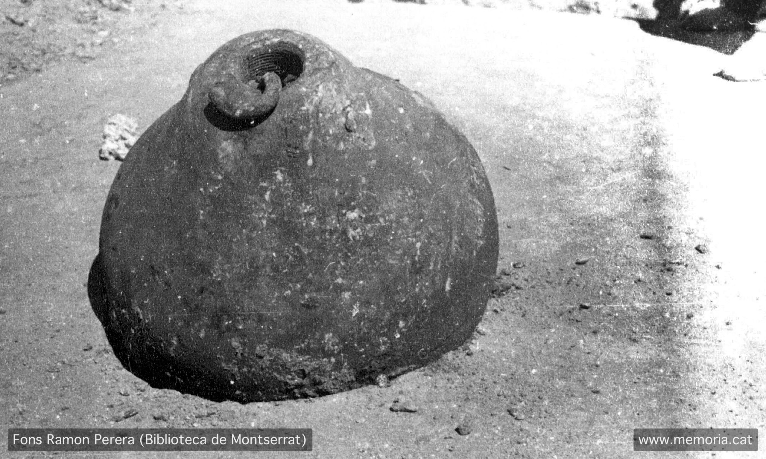 Vic. Juliol 1938. Solar del convent enderrocat de Santa Clara.
Construcció de trinxeres en ziga-zaga. Proves de resistència amb una “pera“ de ferro. (Cartera: 12 Foto: 292).