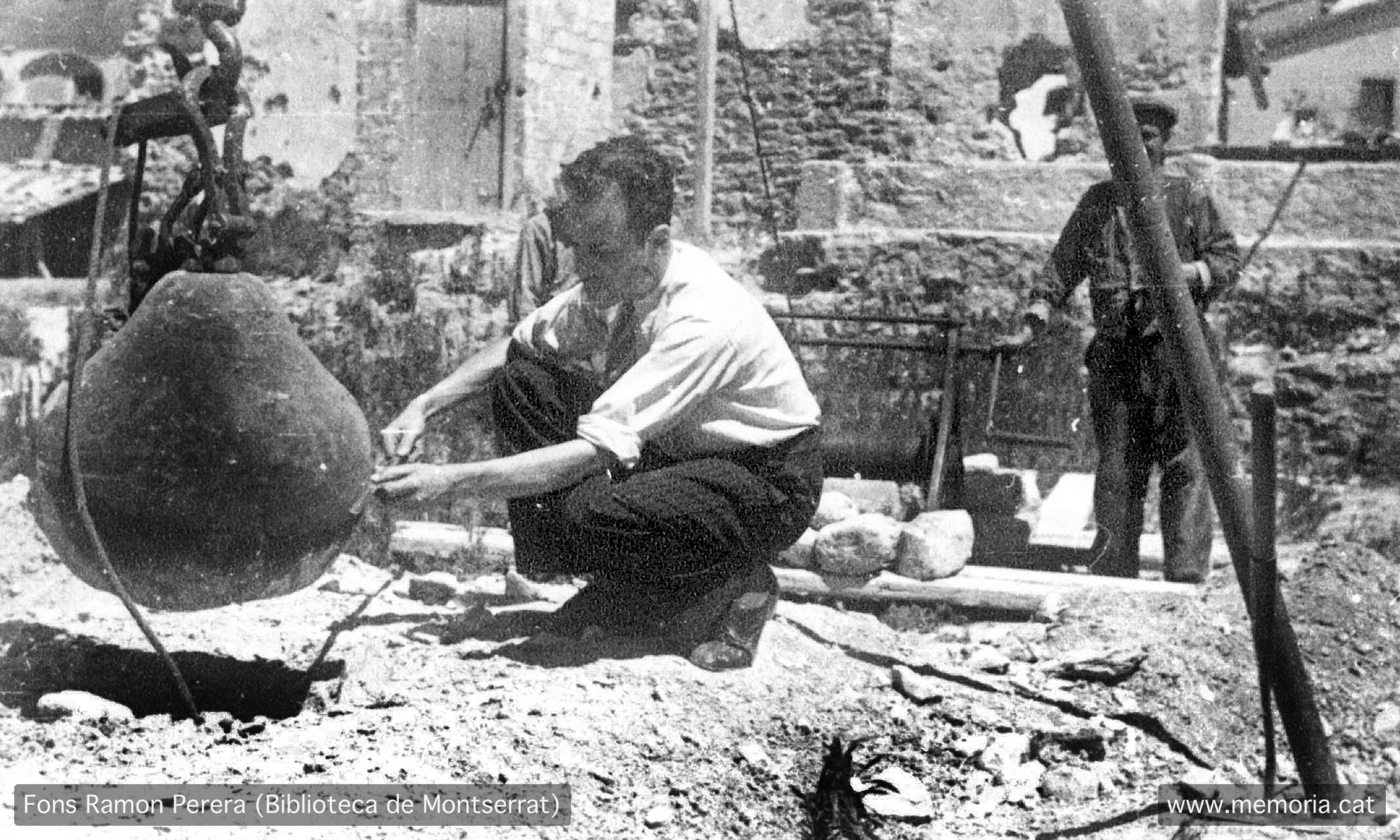 Vic. Juliol 1938. Solar del convent enderrocat de Santa Clara.
Construcció de trinxeres en ziga-zaga. Supervisió de les proves de resistència a càrrec del cap d’obres de la Junta de Defensa Passiva Ramon Perera. Proves de resistència amb una “pera“ de ferro. (Cartera: 12 Foto: 288).