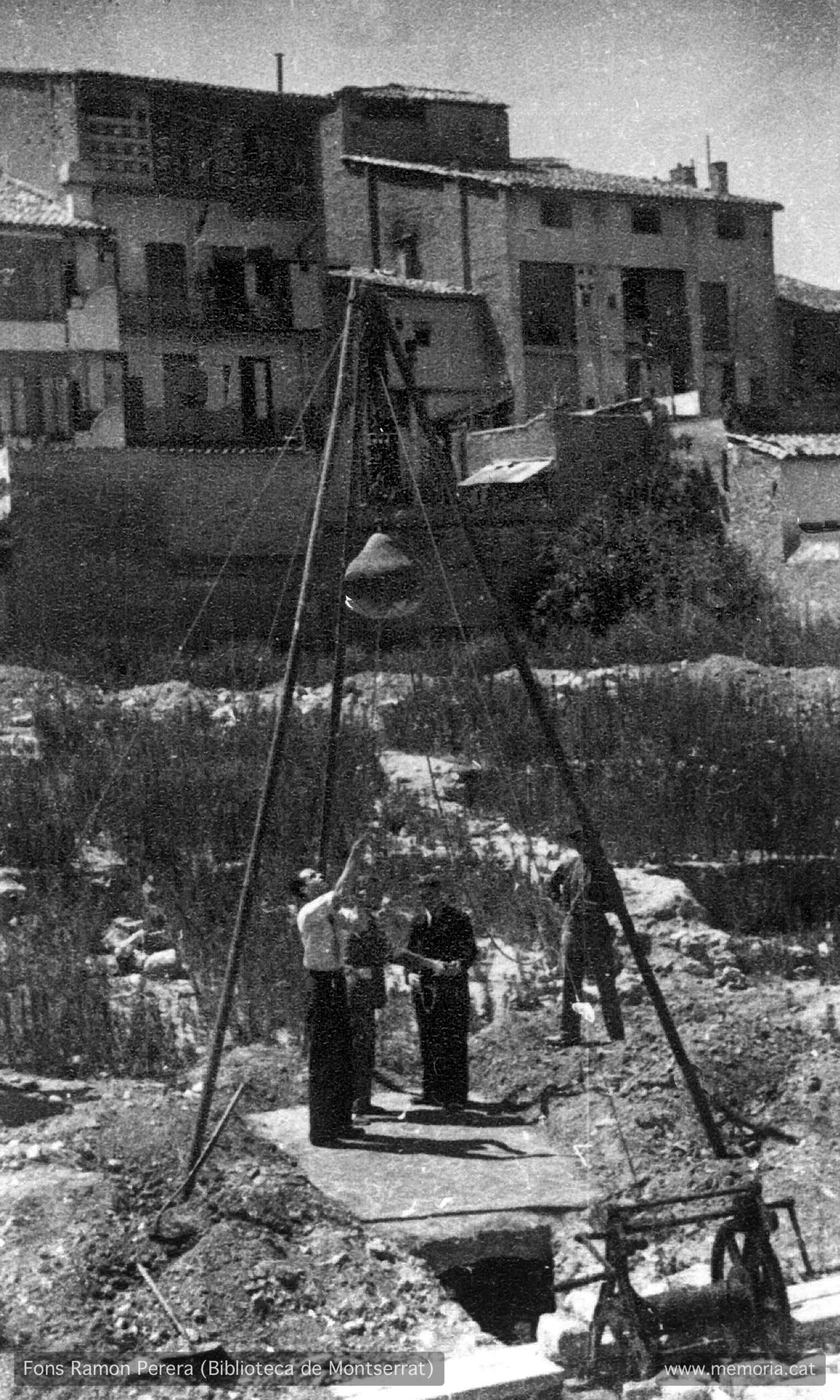 Vic. Juliol 1938. Solar del convent enderrocat de Santa Clara.
Construcció de trinxeres en ziga-zaga. Proves de resistència amb una “pera“ de ferro. (Cartera: 12 Foto: 286).