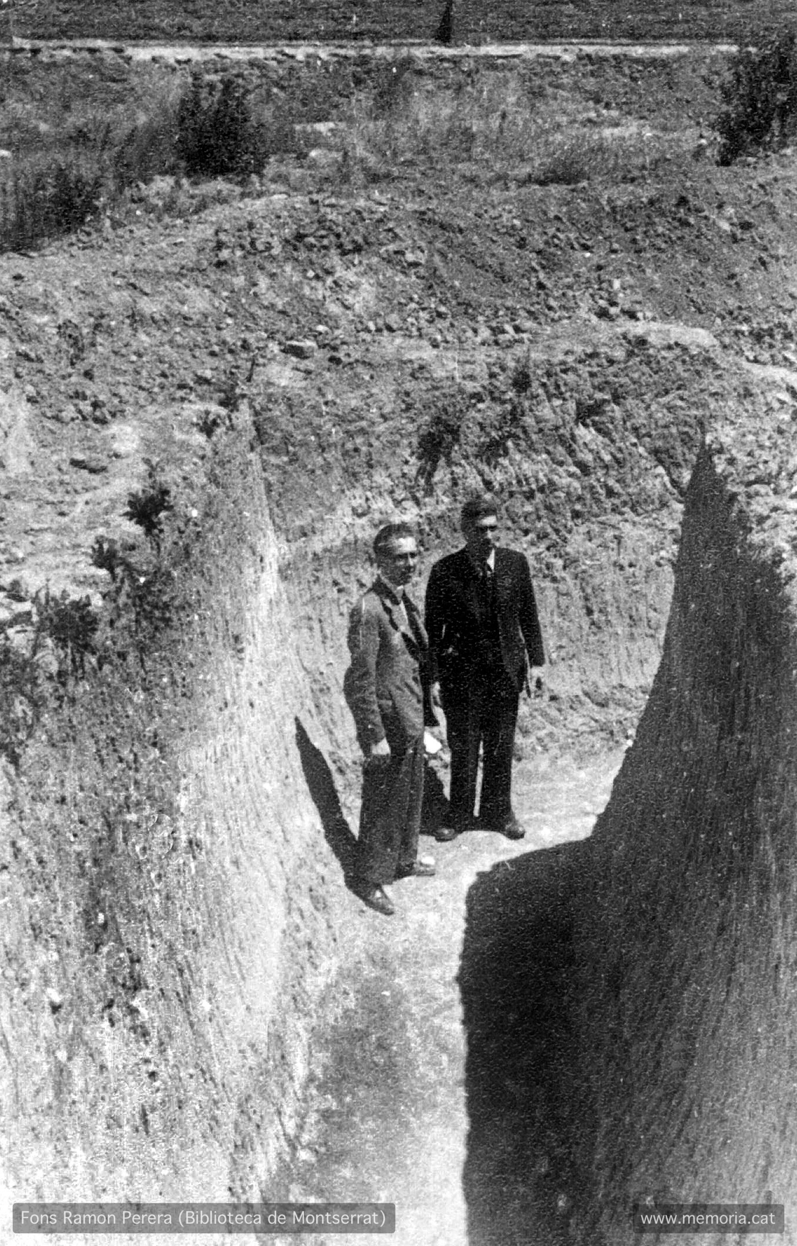 Vic. Juliol 1938. Solar del convent enderrocat de Santa Clara.
Construcció de trinxeres en ziga-zaga. Proves de resistència amb una “pera“ de ferro. (Cartera: 12 Foto: 307).