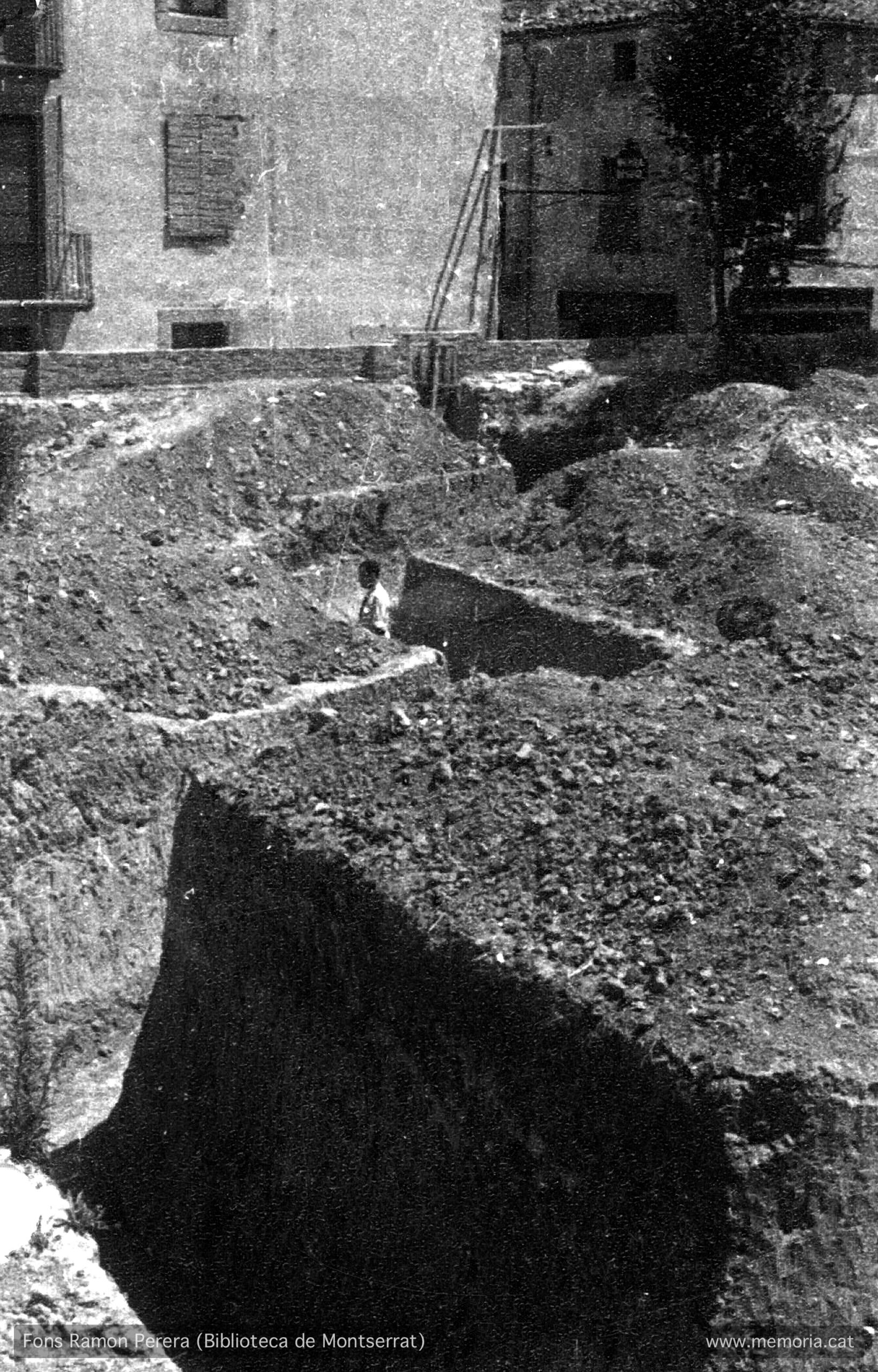 Vic. Juliol 1938. Solar del convent enderrocat de Santa Clara.
Refugi de trinxera en ziga-zaga. Aquesta trinxera està excavada al que era el pati del convent de clausura de Santa Clara. A l’extrem de la trinxera hi ha una porta que dona al carrer de Sant Sebastià. Al davant hi ha l’edifici de l’antic Hotel Ristol, on es veu una finestra amb una persiana. (Cartera: 12 Foto: 308)