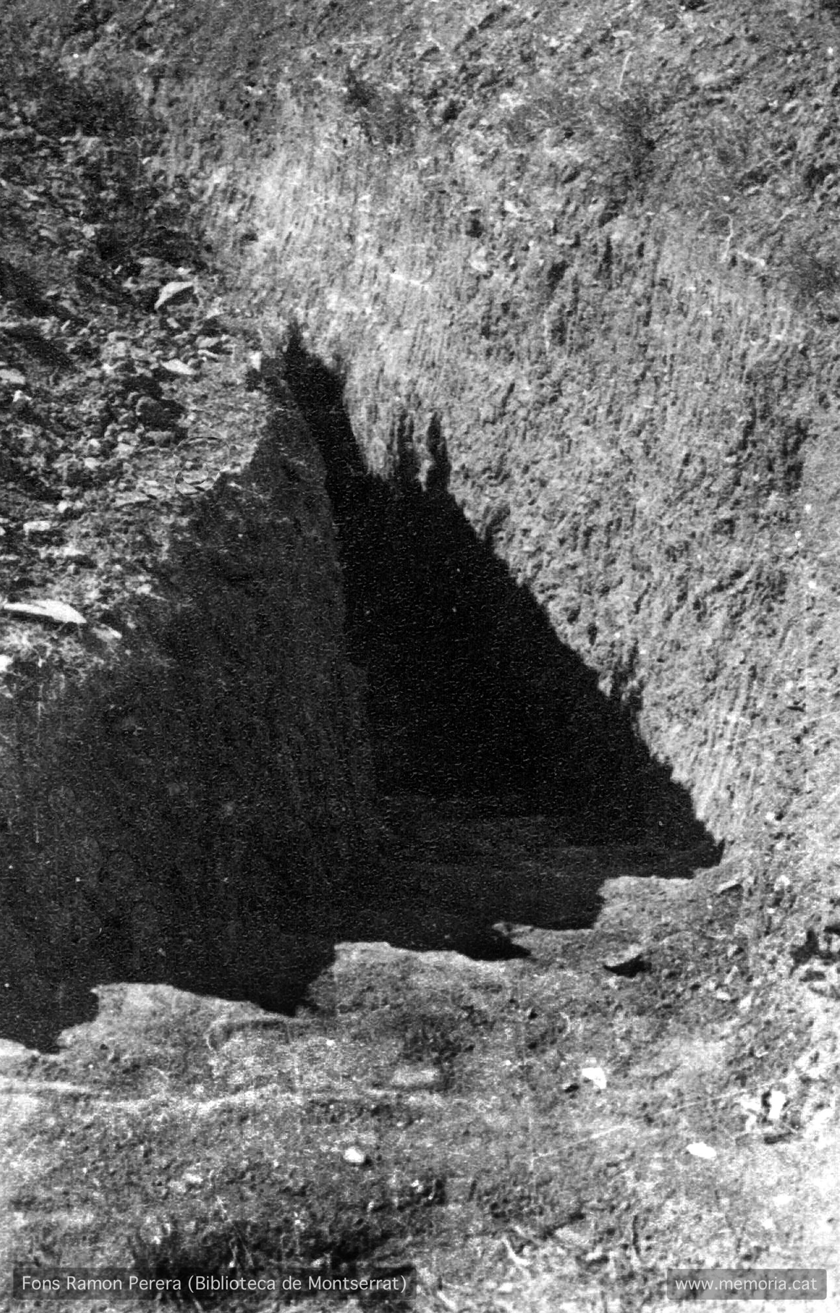 Vic. Juliol 1938. Solar del convent enderrocat de Santa Clara.
Escales per entrar o sortir de la trinxera en ziga-zaga. (Cartera: 12 Foto: 298).