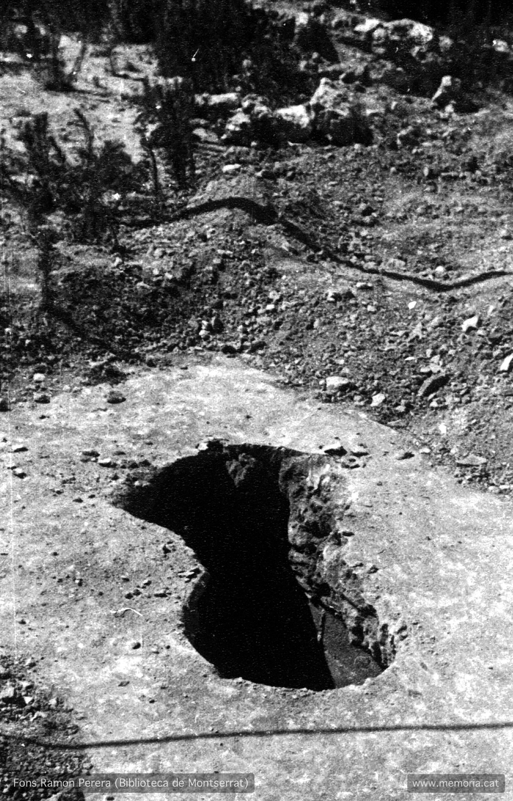 Vic. Juliol 1938. Solar del convent enderrocat de Santa Clara.
Forat provocat per una “pera” en unes proves de resistència de refugis antiaeris. (Cartera: 12 Foto: 298).