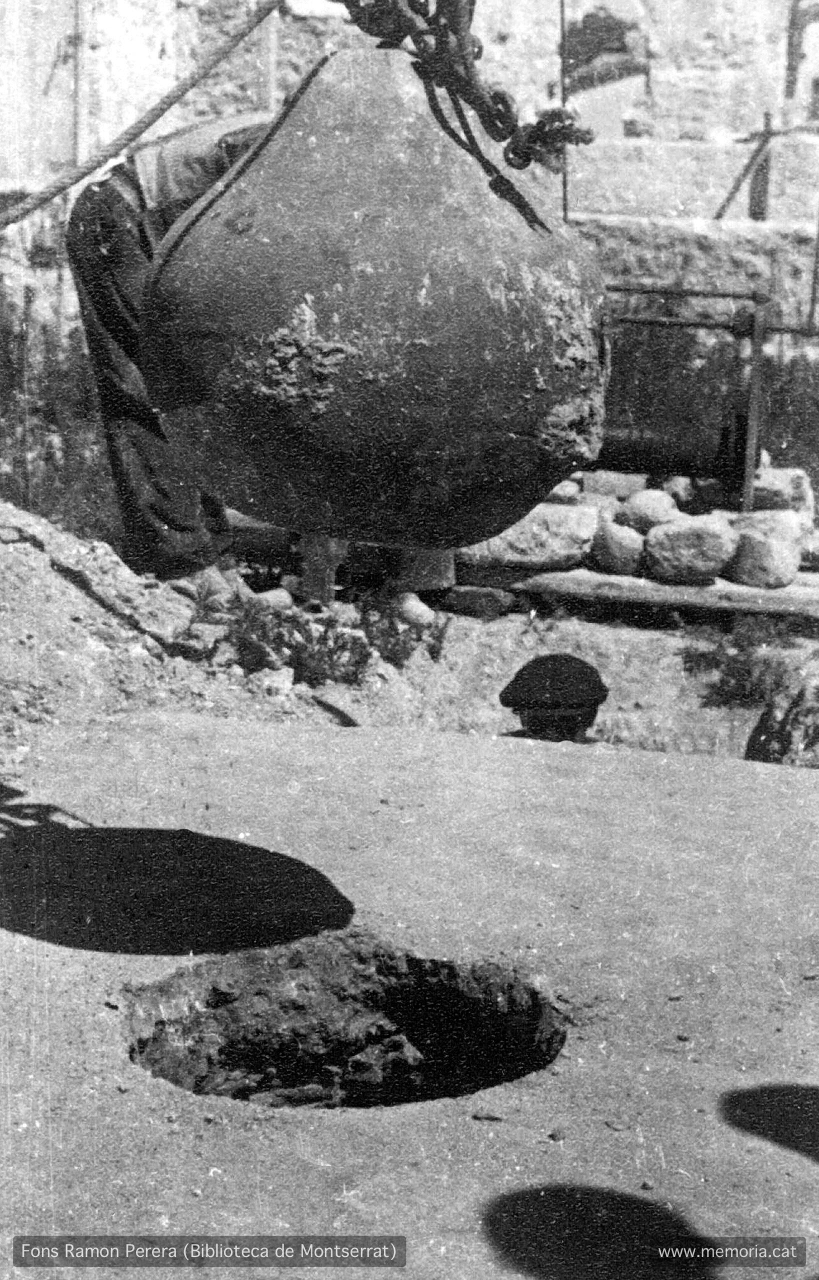 Vic. Juliol 1938. Solar del convent enderrocat de Santa Clara.
Construcció de trinxeres en ziga-zaga. Proves de resistència amb una “pera“ de ferro. (Cartera: 12 Foto: 303).