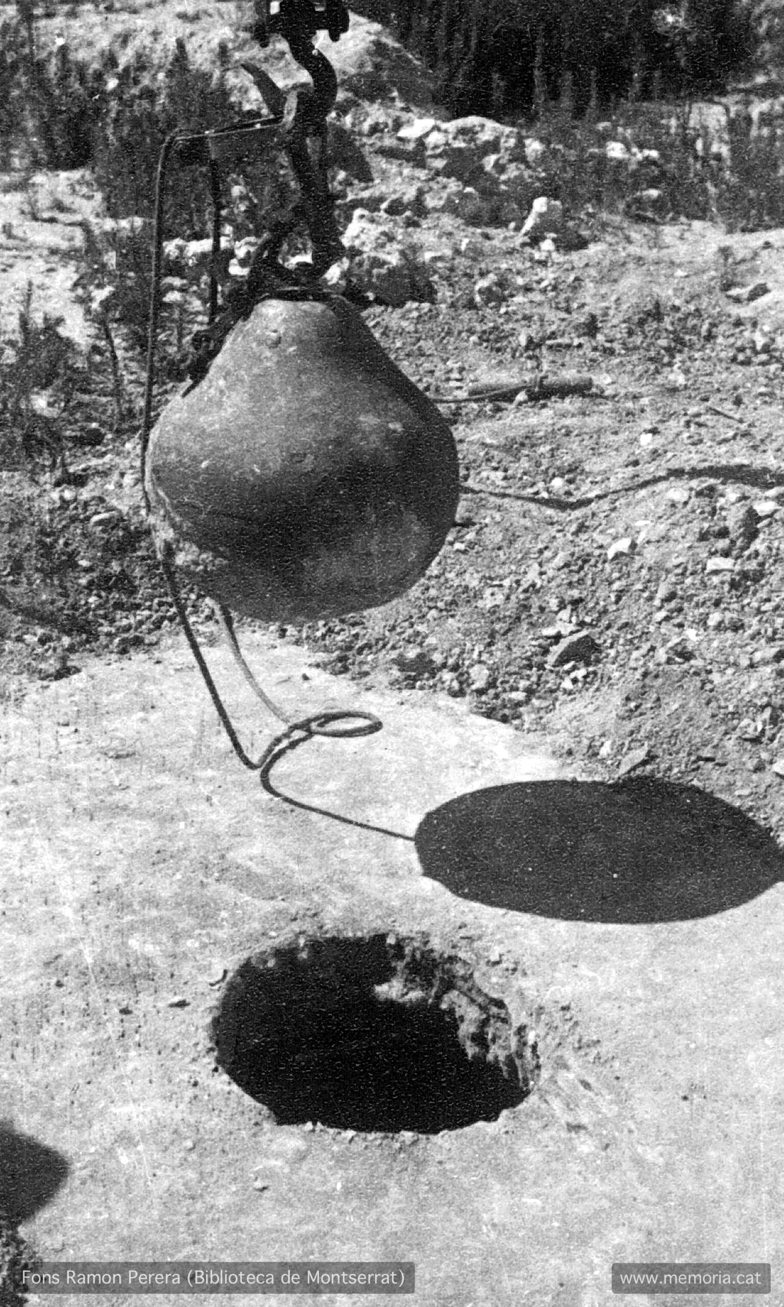 Vic. Juliol 1938. Solar del convent enderrocat de Santa Clara.
Construcció de trinxeres en ziga-zaga. Proves de resistència amb una “pera“ de ferro. (Cartera: 12 Foto: 302).