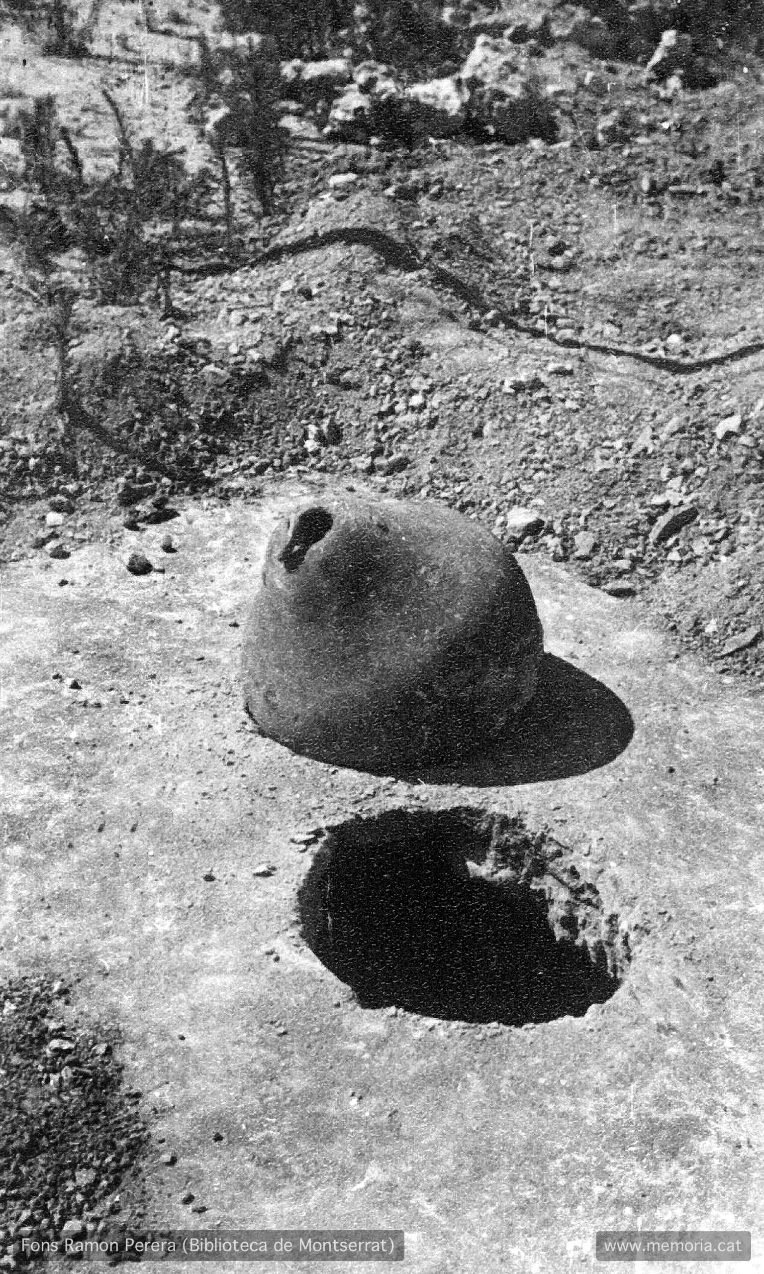 Vic. Juliol 1938. Solar del convent enderrocat de Santa Clara.
Construcció de trinxeres en ziga-zaga. Proves de resistència amb una “pera“ de ferro. (Cartera: 12 Foto: 301).