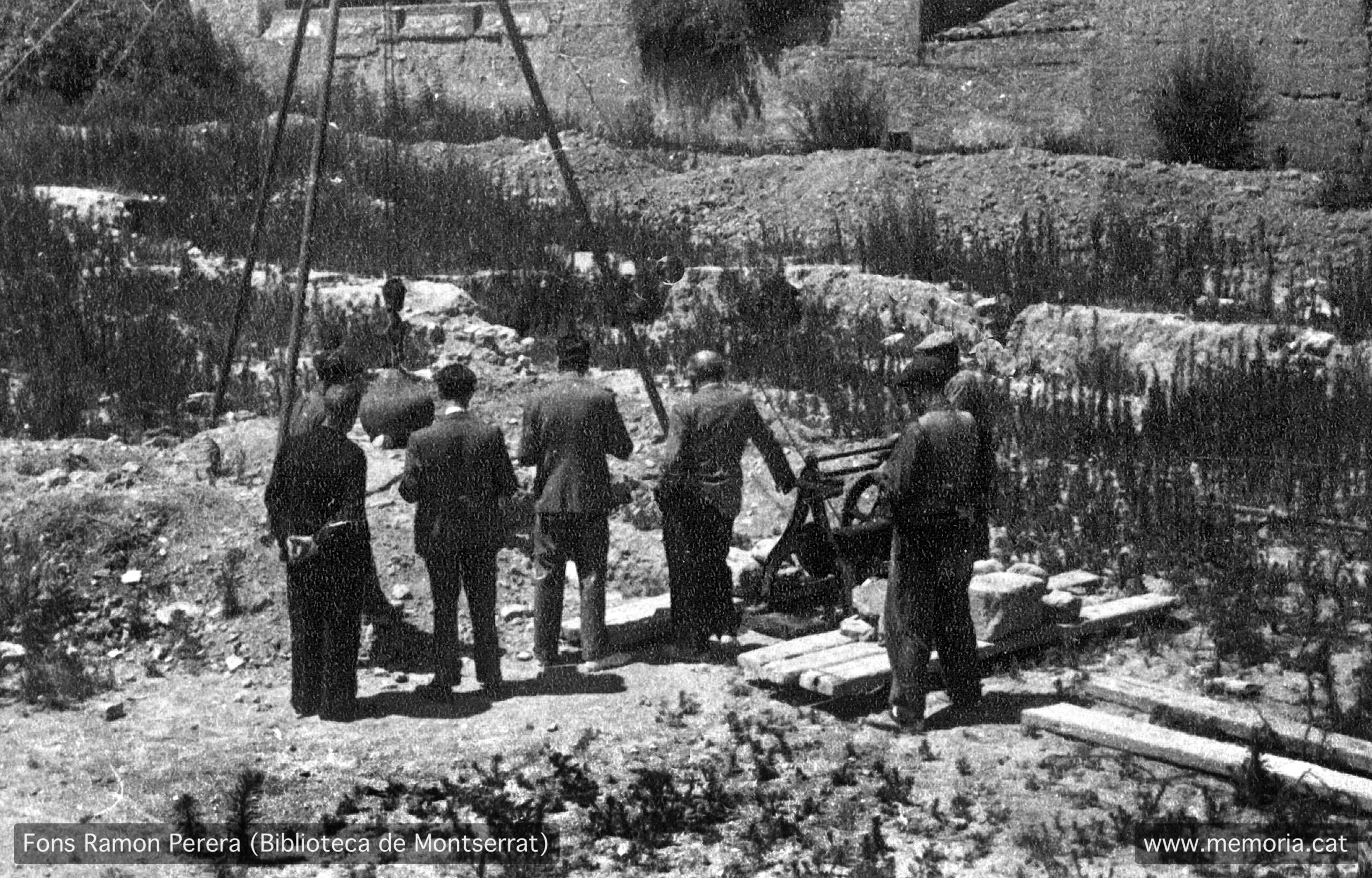 Vic. Juliol 1938. Solar del convent enderrocat de Santa Clara.
Proves de resistència amb una “pera“ de ferro. (Cartera: 12 Foto: 306).