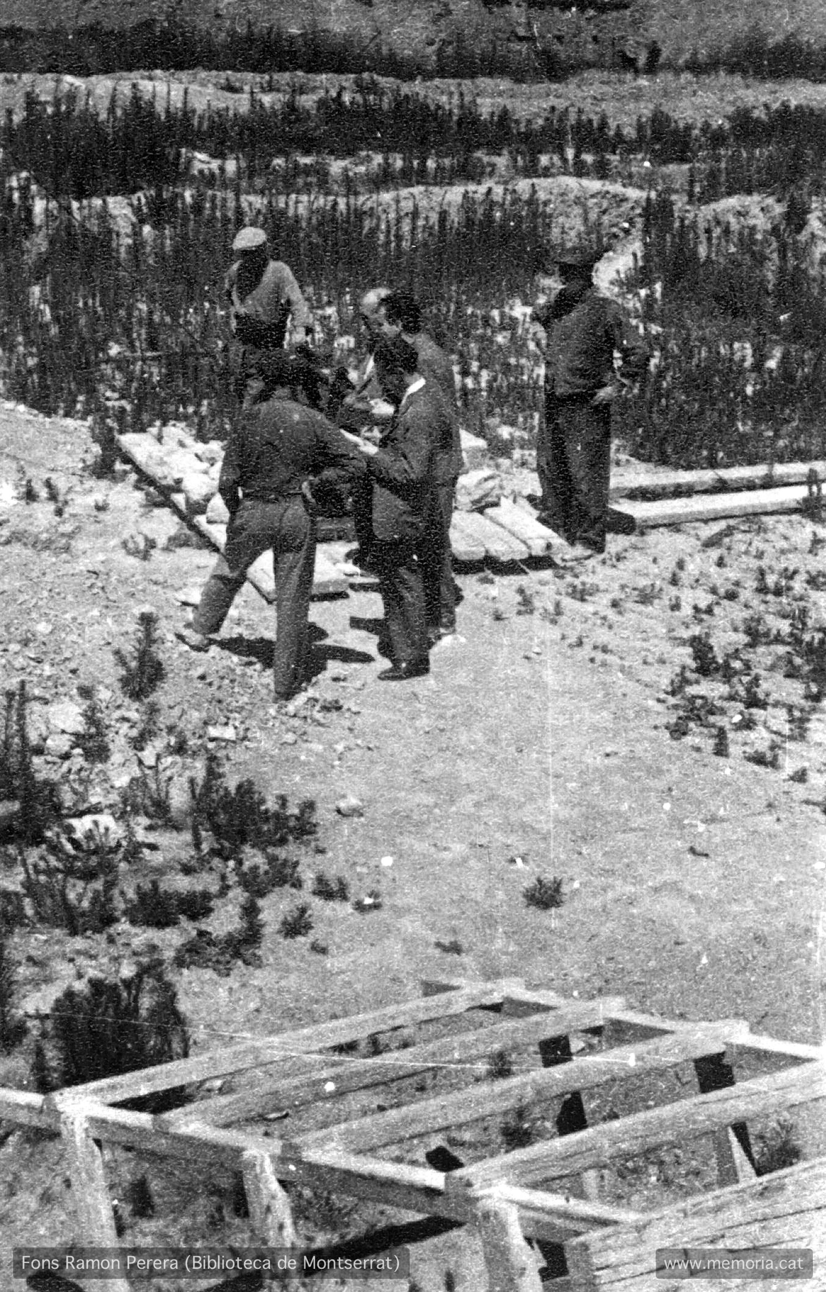 Vic. Juliol 1938. Solar del convent enderrocat de Santa Clara.
Construcció de trinxeres en ziga-zaga. (Cartera: 12 Foto: 305).