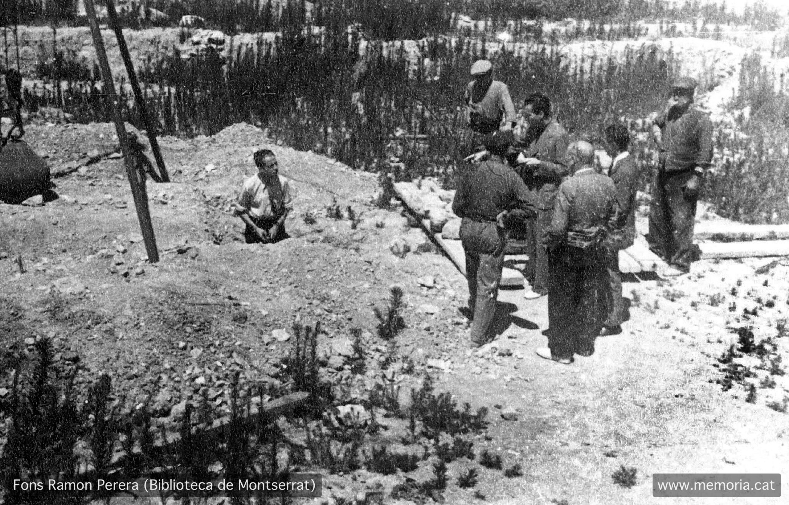 Vic. Juliol 1938. Solar del convent enderrocat de Santa Clara.
Construcció de trinxeres en ziga-zaga. Ramon Perera (a l’esquerra), conversa amb un grup de treballadors. (Cartera: 12 Foto: 304).