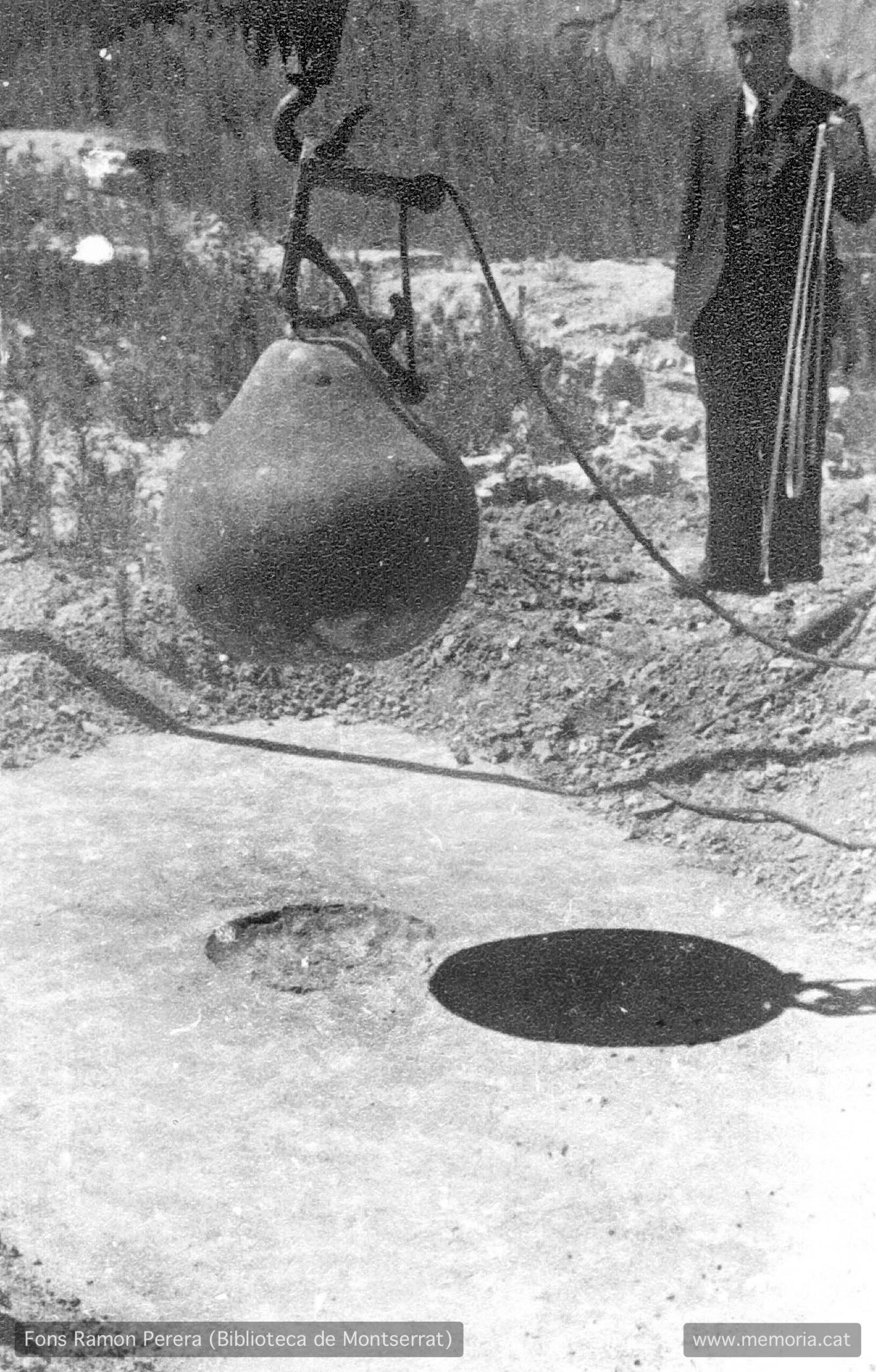 Vic. Juliol 1938. Solar del convent enderrocat de Santa Clara.
Proves de la resistència amb una “pera“ de ferro sobre un sostre de ciment. (Cartera: 12 Foto: 295).